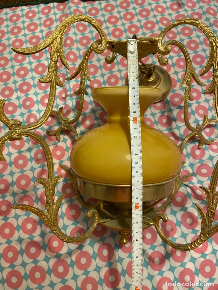 Antig&uuml;edades: L&aacute;mpara de techo de bronce y opalina color mostaza. - Foto 10