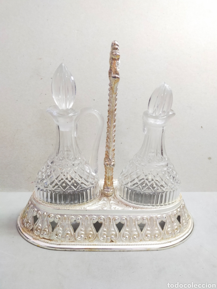 Antiques: VINAGRERAS DE CRISTAL EN SOPORTE DE METAL.