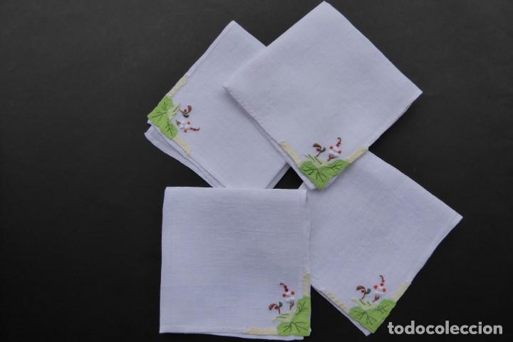 Antig&uuml;edades: CUATRO SERVILLETAS DE T&Eacute; DE LINO - Foto 1