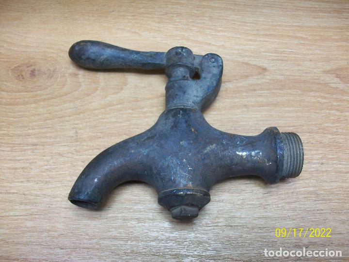 Antig&uuml;edades: ANTIGUO GRIFO DE BRONCE - Foto 2