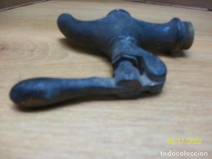 Antig&uuml;edades: ANTIGUO GRIFO DE BRONCE - Foto 3