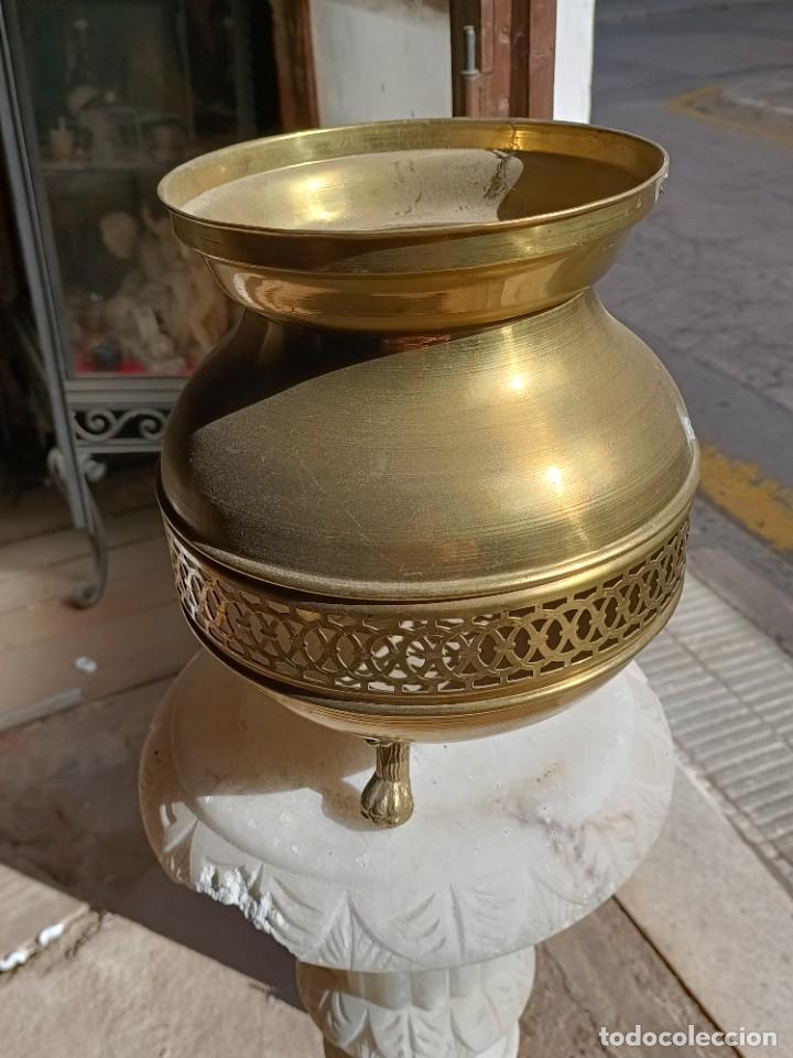 Antig&uuml;edades: MACETERO DE METAL DORADO - Foto 1