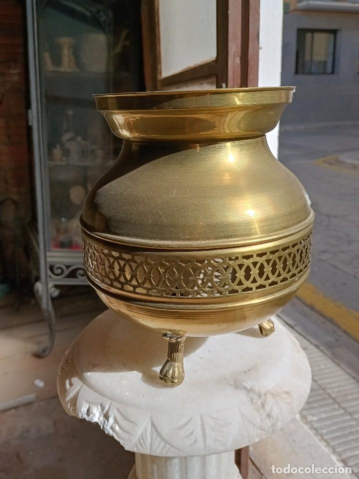 Antig&uuml;edades: MACETERO DE METAL DORADO - Foto 2