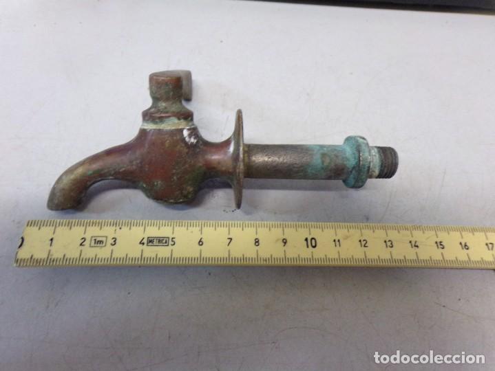 Antig&uuml;edades: ESTAMOS LIQUIDANDO. Antiguo Grifo de Bronce - Lat&oacute;n - Foto 1