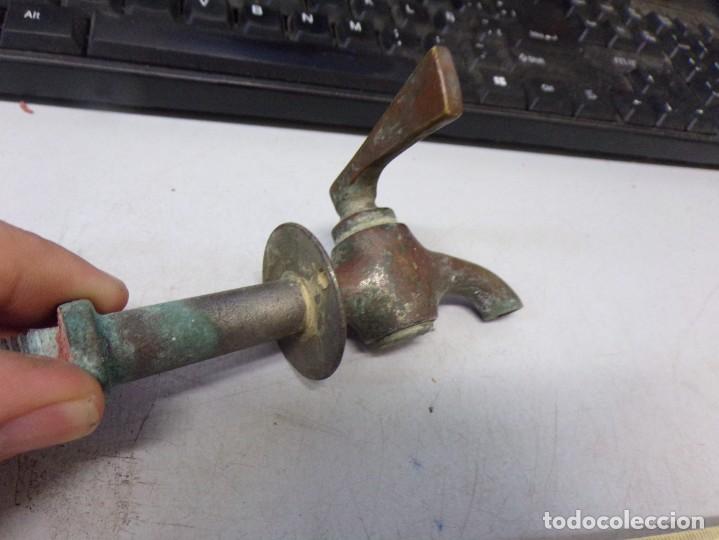 Antig&uuml;edades: ESTAMOS LIQUIDANDO. Antiguo Grifo de Bronce - Lat&oacute;n - Foto 5