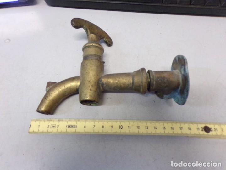 Antig&uuml;edades: ESTAMOS LIQUIDANDO. Antiguo Grifo de Bronce - Lat&oacute;n - Foto 1