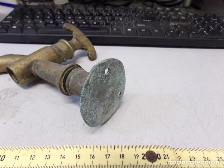 Antig&uuml;edades: ESTAMOS LIQUIDANDO. Antiguo Grifo de Bronce - Lat&oacute;n - Foto 2