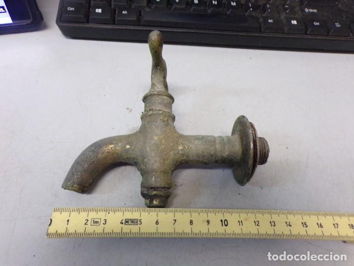 Antig&uuml;edades: ESTAMOS LIQUIDANDO. Antiguo Grifo de Bronce - Lat&oacute;n - Foto 1