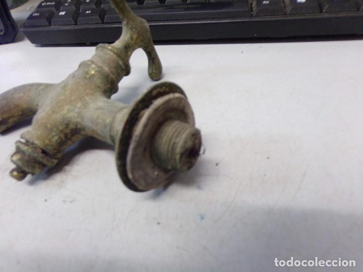 Antig&uuml;edades: ESTAMOS LIQUIDANDO. Antiguo Grifo de Bronce - Lat&oacute;n - Foto 2