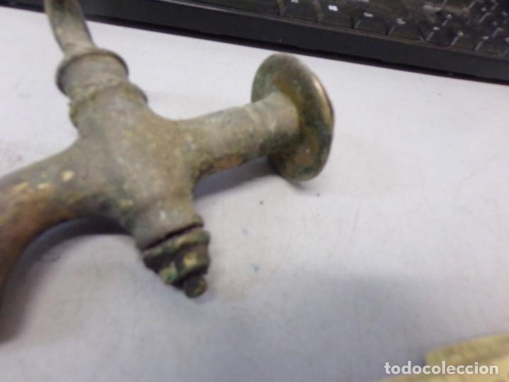 Antig&uuml;edades: ESTAMOS LIQUIDANDO. Antiguo Grifo de Bronce - Lat&oacute;n - Foto 3
