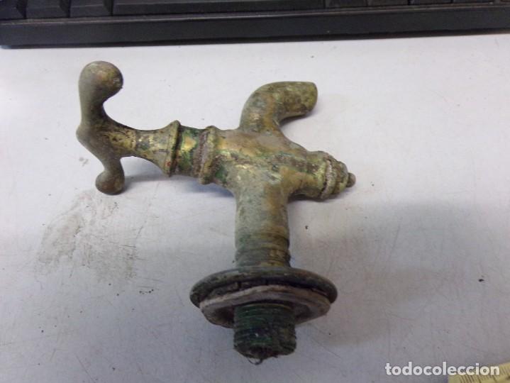 Antig&uuml;edades: ESTAMOS LIQUIDANDO. Antiguo Grifo de Bronce - Lat&oacute;n - Foto 6