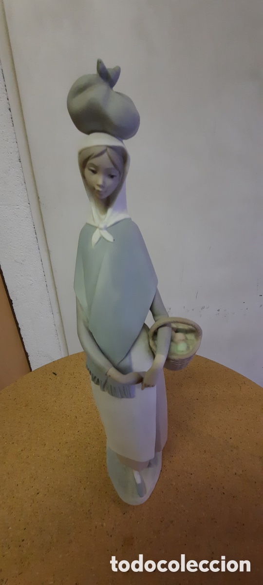 Antig&uuml;edades: Figura de Lladr&oacute;. Mujer con cesta - Foto 2