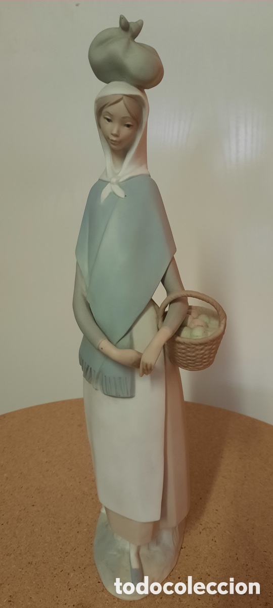 Antig&uuml;edades: Figura de Lladr&oacute;. Mujer con cesta - Foto 3
