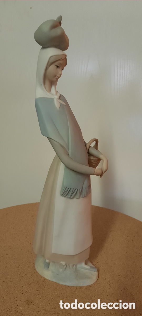 Antig&uuml;edades: Figura de Lladr&oacute;. Mujer con cesta - Foto 1