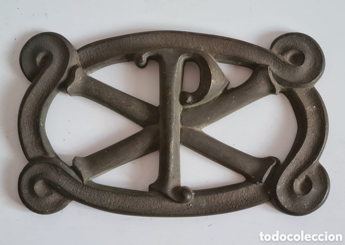 Antiguidades: Antigua Placa met&aacute;lica Mirilla Letra 'P' sobre Tibias Cruzadas - Decoraci&oacute;n R&uacute;stica