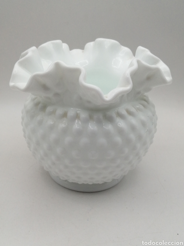 Antig&uuml;edades: Florero cristal opalina blanca - Foto 2