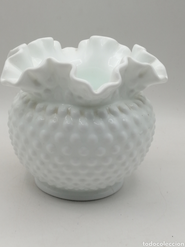 Antig&uuml;edades: Florero cristal opalina blanca - Foto 3
