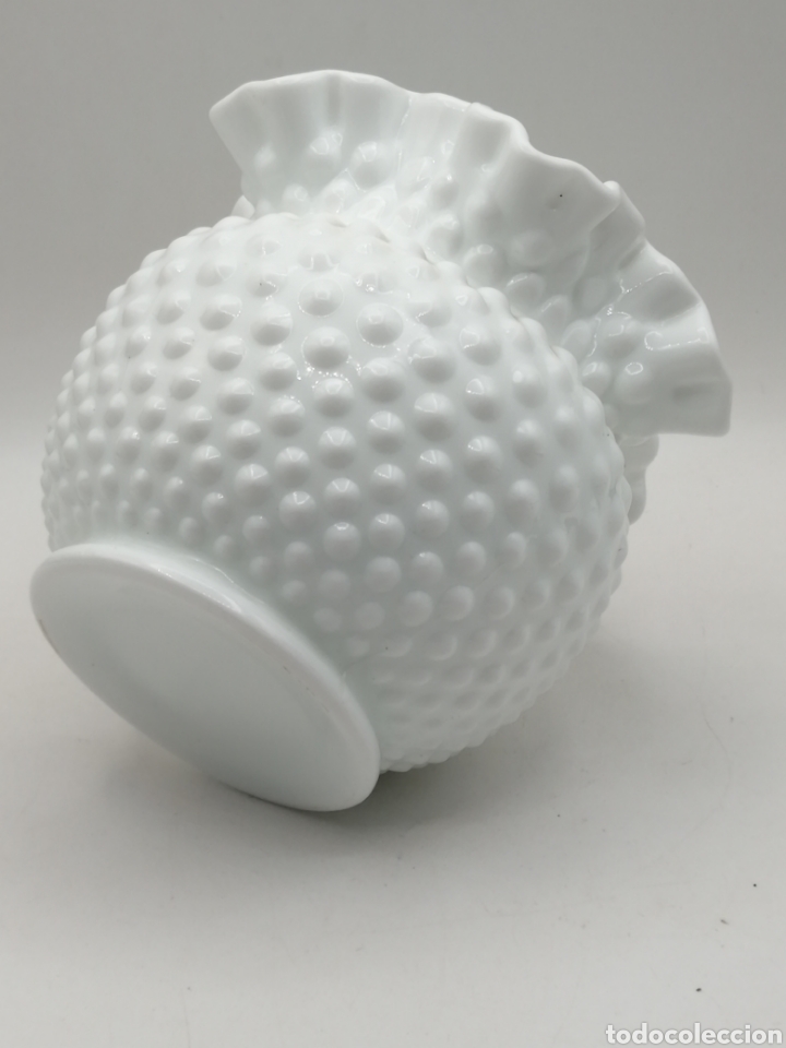 Antig&uuml;edades: Florero cristal opalina blanca - Foto 4