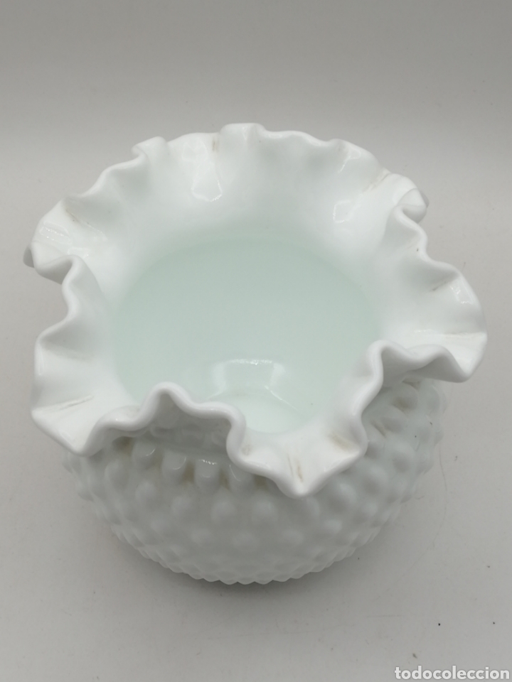 Antig&uuml;edades: Florero cristal opalina blanca - Foto 5