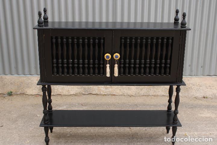 Antig&uuml;edades: mueble auxiliar negro de madera - Foto 2
