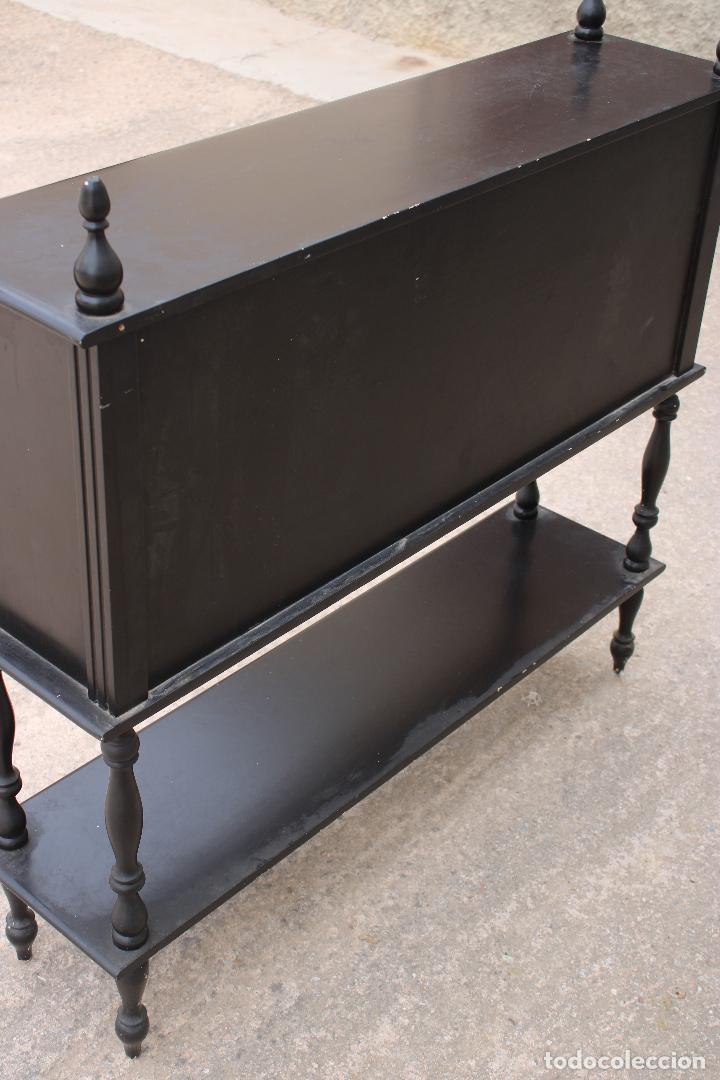 Antig&uuml;edades: mueble auxiliar negro de madera - Foto 3