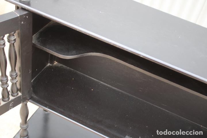 Antig&uuml;edades: mueble auxiliar negro de madera - Foto 5