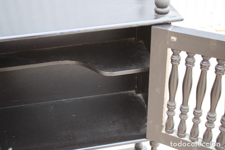 Antig&uuml;edades: mueble auxiliar negro de madera - Foto 6