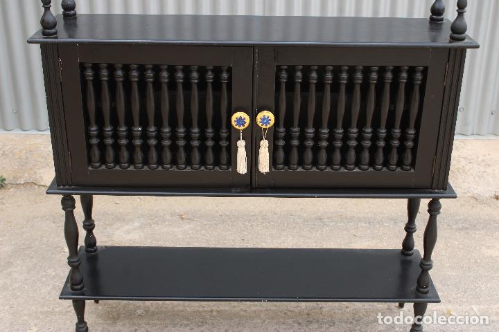 Antig&uuml;edades: mueble auxiliar negro de madera - Foto 1