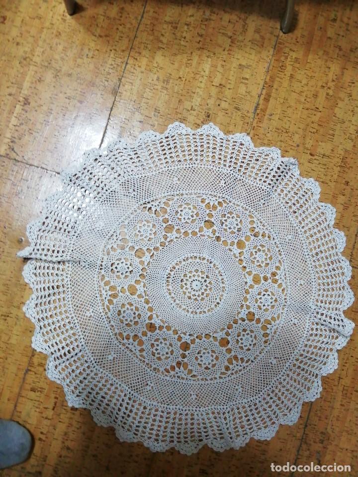 Antig&uuml;edades: * TAPETE REDONDO DE GANCHILLO 75CM (Rf:64/a) - Foto 1
