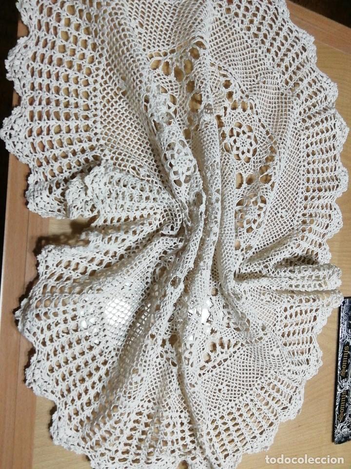 Antig&uuml;edades: * TAPETE REDONDO DE GANCHILLO 75CM (Rf:64/a) - Foto 2