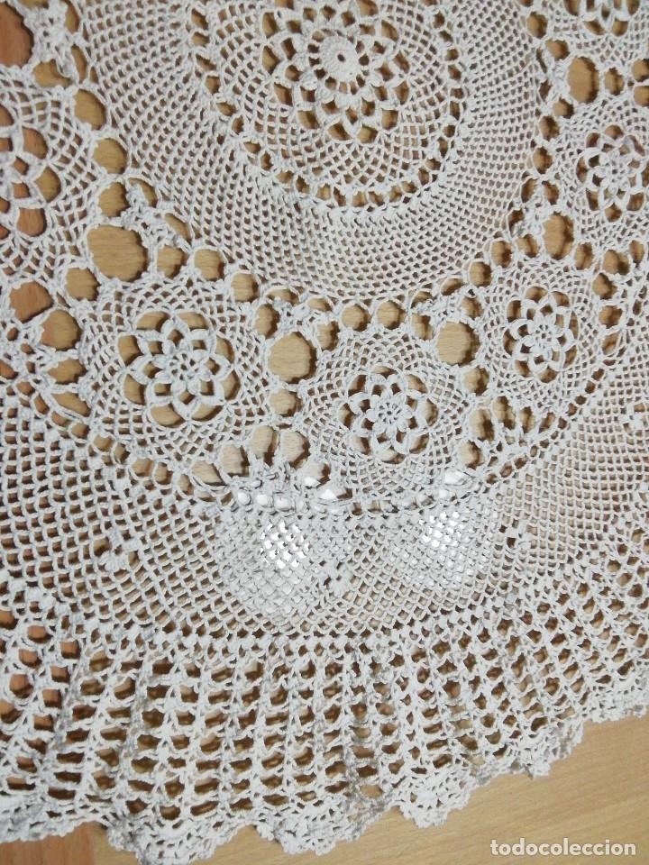 Antig&uuml;edades: * TAPETE REDONDO DE GANCHILLO 75CM (Rf:64/a) - Foto 3