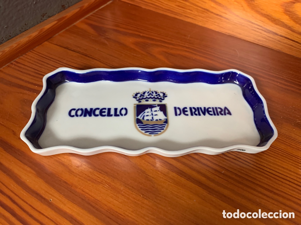 Antig&uuml;edades: Bandeja de sargadelos Concello de Ribeira - Foto 1