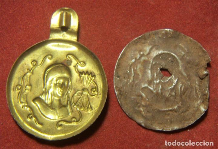 Antig&uuml;edades: 2 Antiguos adornos de Isabel II de lat&oacute;n - Foto 2