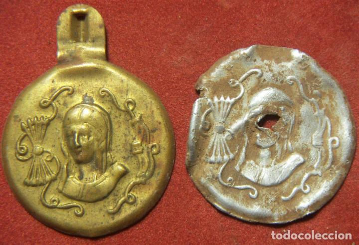 Antig&uuml;edades: 2 Antiguos adornos de Isabel II de lat&oacute;n - Foto 1