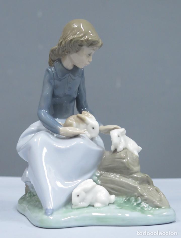 Antig&uuml;edades: JOVEN CON CONEJOS. NAO LLADRO - Foto 1