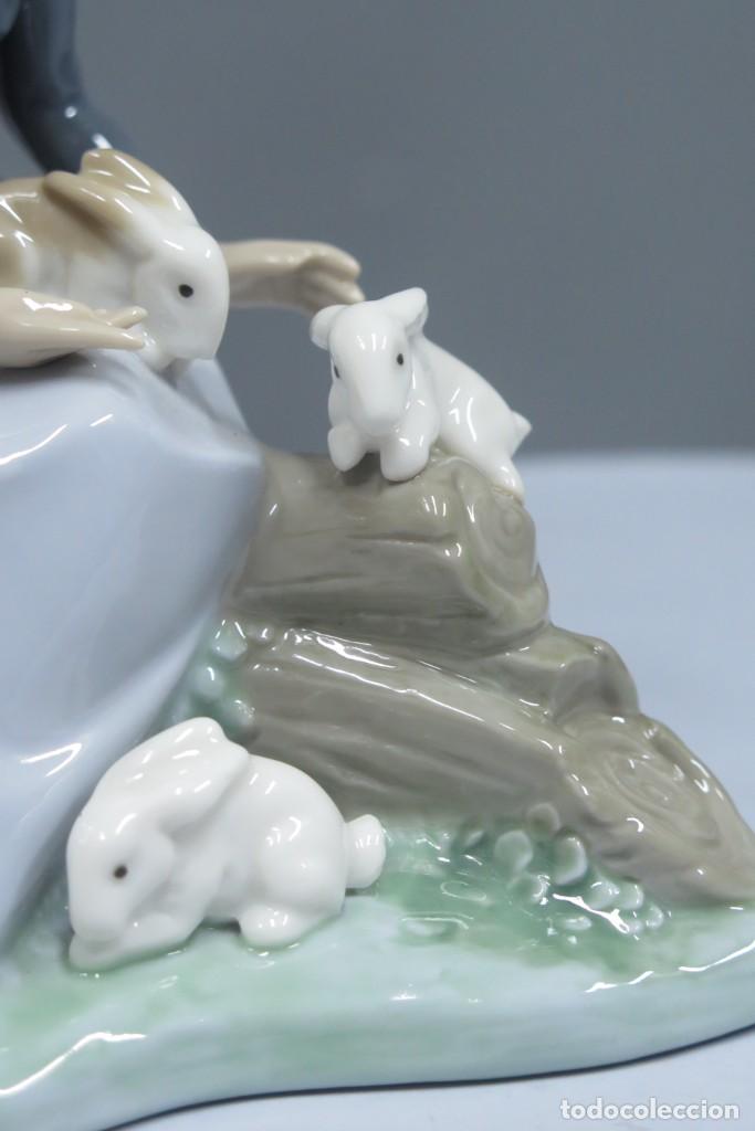 Antig&uuml;edades: JOVEN CON CONEJOS. NAO LLADRO - Foto 2