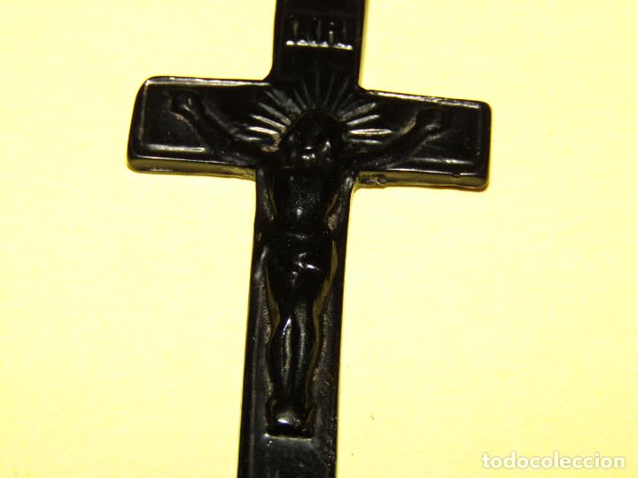 Antig&uuml;edades: Antiguo Crucifijo de Celuloide o Material Derivado - Foto 2