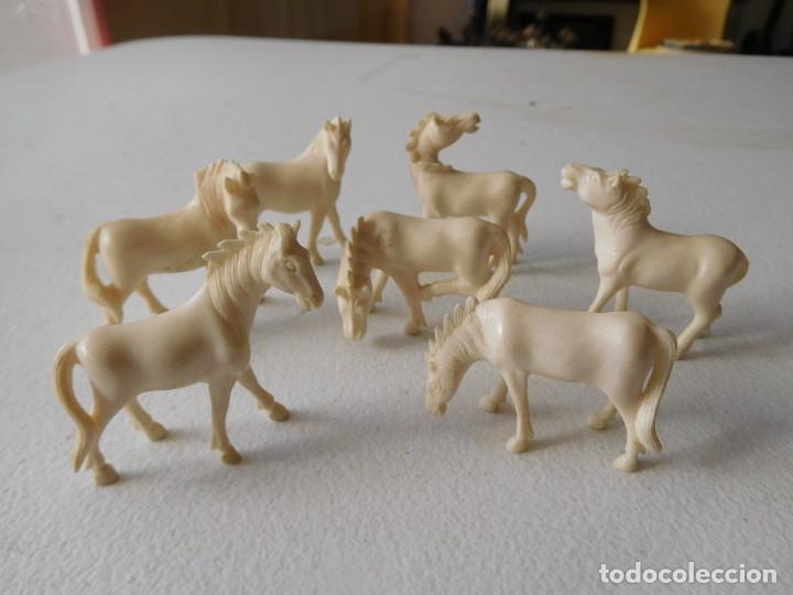 Antig&uuml;edades: Conjunto de 7 caballos de marfil vintage - Foto 1