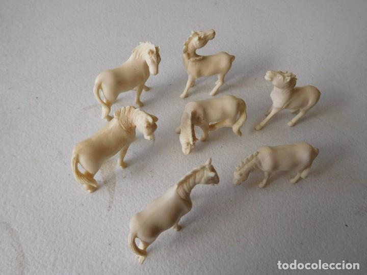 Antig&uuml;edades: Conjunto de 7 caballos de marfil vintage - Foto 2