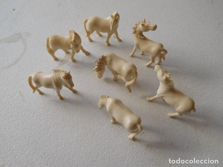 Antig&uuml;edades: Conjunto de 7 caballos de marfil vintage - Foto 3