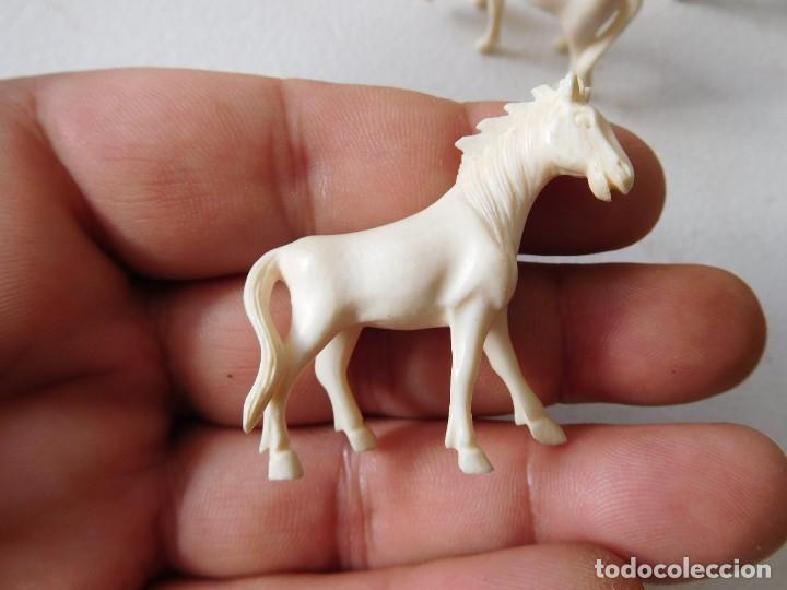 Antig&uuml;edades: Conjunto de 7 caballos de marfil vintage - Foto 4