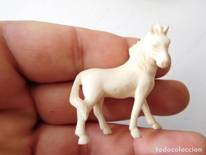Antig&uuml;edades: Conjunto de 7 caballos de marfil vintage - Foto 6