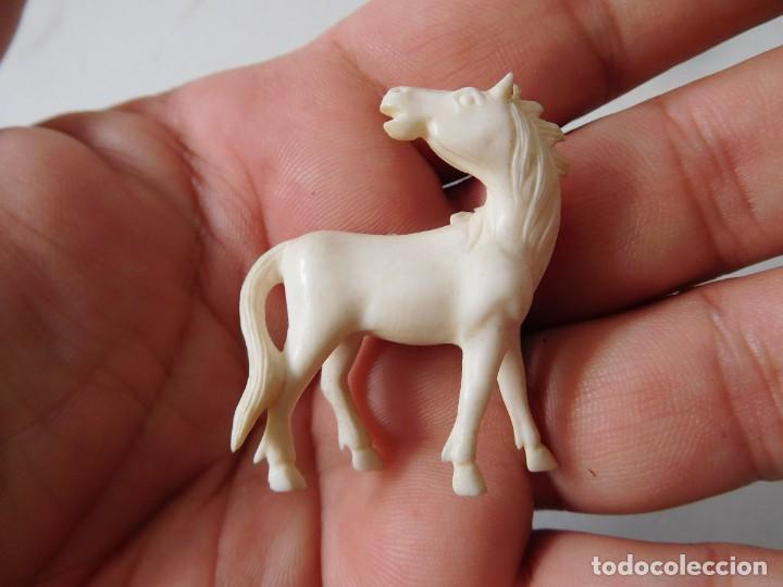 Antig&uuml;edades: Conjunto de 7 caballos de marfil vintage - Foto 9