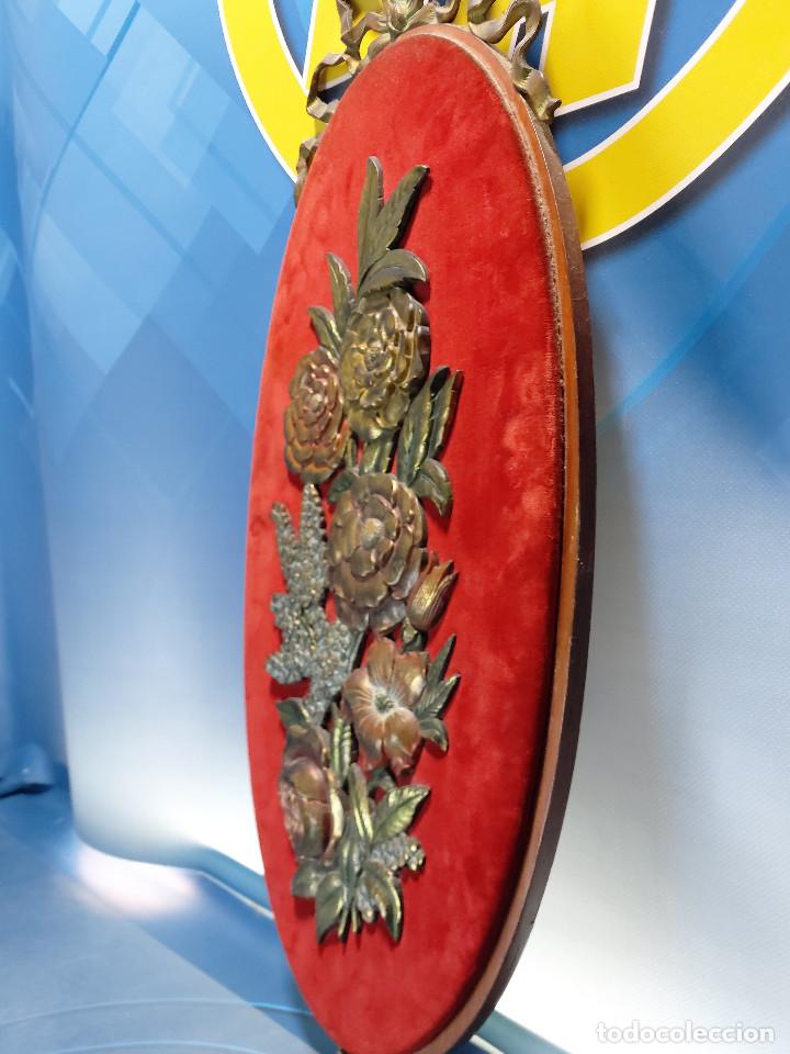 Antig&uuml;edades: Cuadro con Flores de bronce. - Foto 2