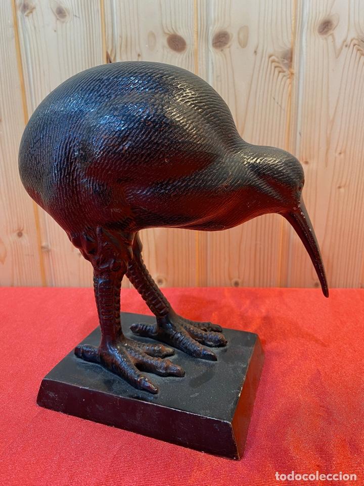 Antig&uuml;edades: FIGURA PAJARO KIWI - Foto 1