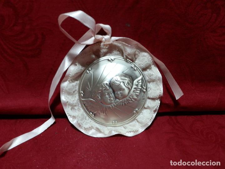 Antig&uuml;edades: PRECIOSO MEDALL&Oacute;N PARA CUNA ANGELES PLATA MIDE 8CM +2CM ADORNO