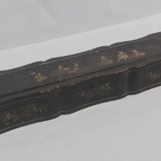 Antigüedades: GRAN CAJA PARA ABANICO. CHINA CA 1870. A LARGE WOODEN LACQUERED CASE FOR FAN 41X8X6CM. Lote 363998091