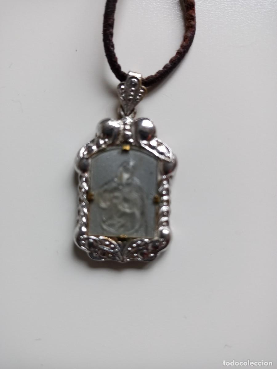 Antig&uuml;edades: Medalla de La Virgen Inmaculada con cord&oacute;n de cuero - Foto 2