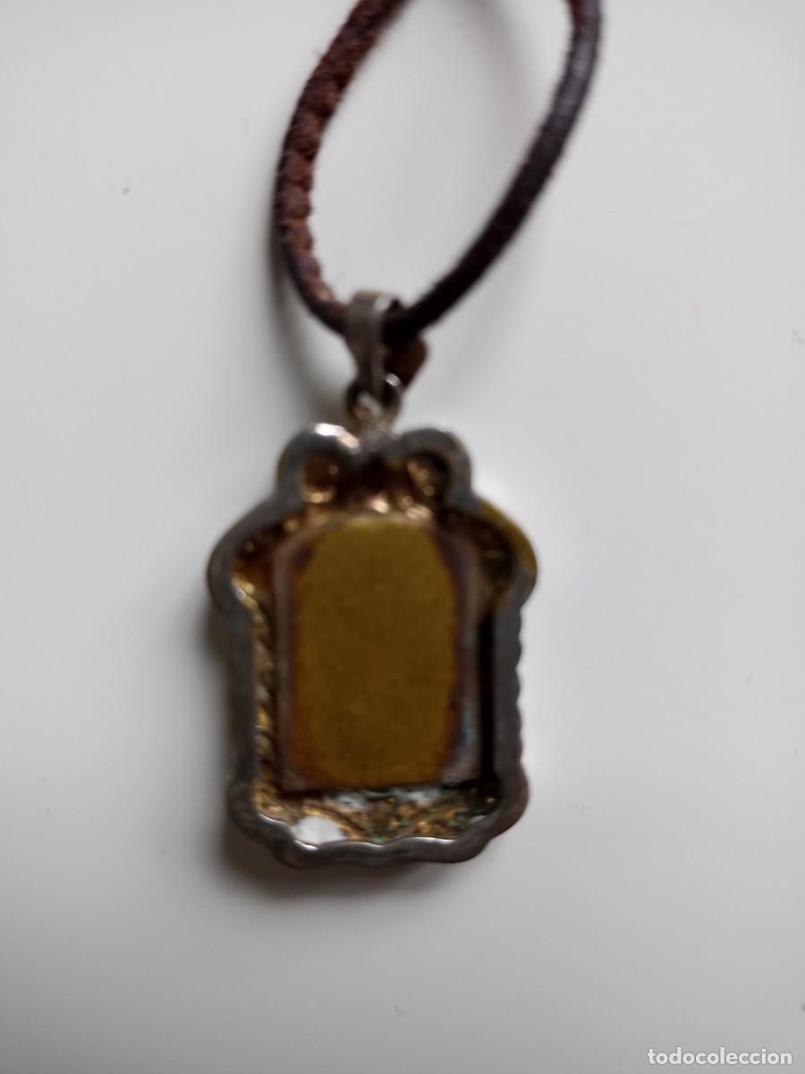 Antig&uuml;edades: Medalla de La Virgen Inmaculada con cord&oacute;n de cuero - Foto 4