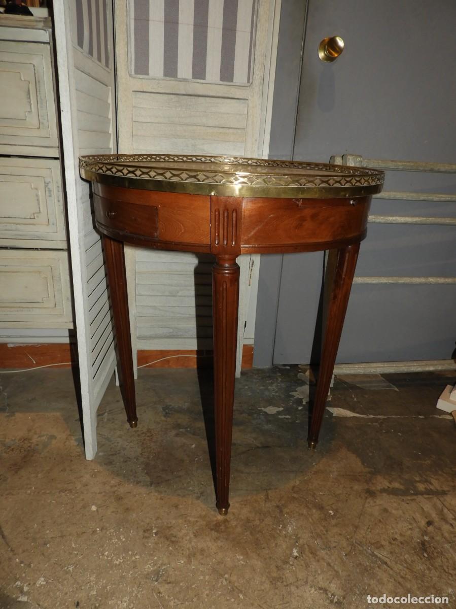 Antig&uuml;edades: MESA DE CENTRO DE NOGAL CON SU MARMOL Y BARANDILLA DE BRONCE - Foto 6